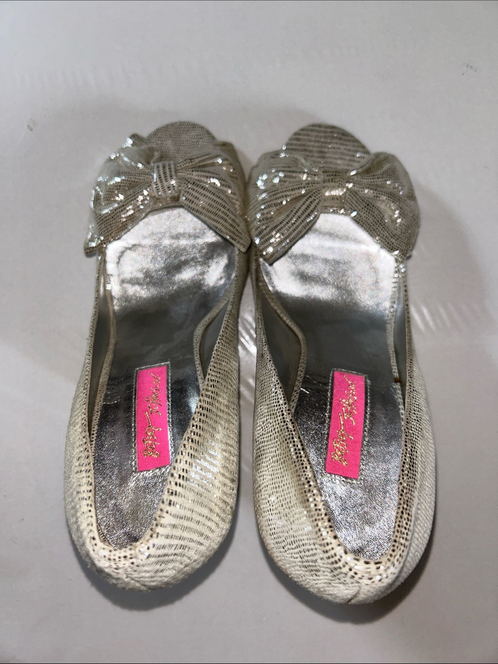 NWOB Betsey Johnson Florence Silver Bow Peep Toe Wedges - Metallic Textured - Picture 2 of 9